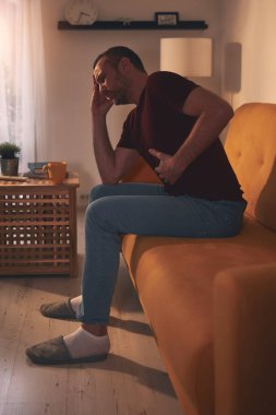 Midesi ve başı ağrıyan bir adam..