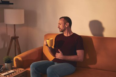 Evde karın ağrısı çeken bir adam var..