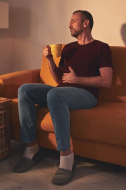 Evde karın ağrısı çeken bir adam var..