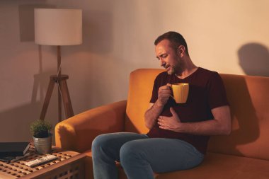 Evde karın ağrısı çeken bir adam var..