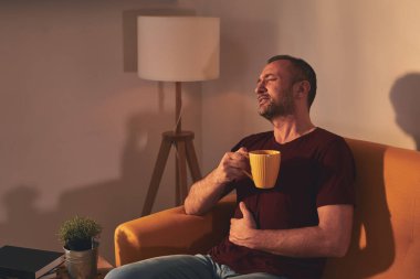 Evde karın ağrısı çeken bir adam var..