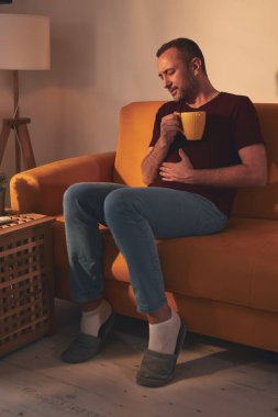 Evde karın ağrısı çeken bir adam var..