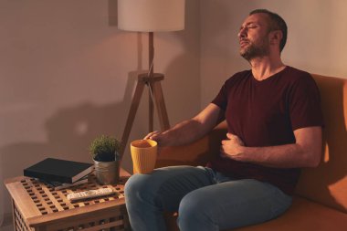 Evde karın ağrısı çeken bir adam var..