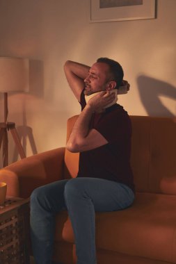 Servikal yakalı ve boynu ağrıyan bir adam..