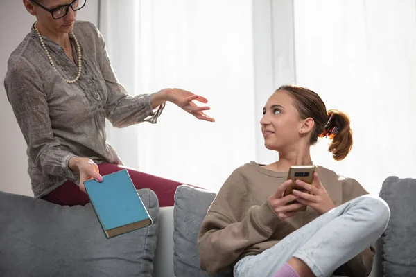 Мама Має Проблеми Ледачою Дівчинкою Підлітком Вдома Граючи Відеоігри Смартфоні — стокове фото