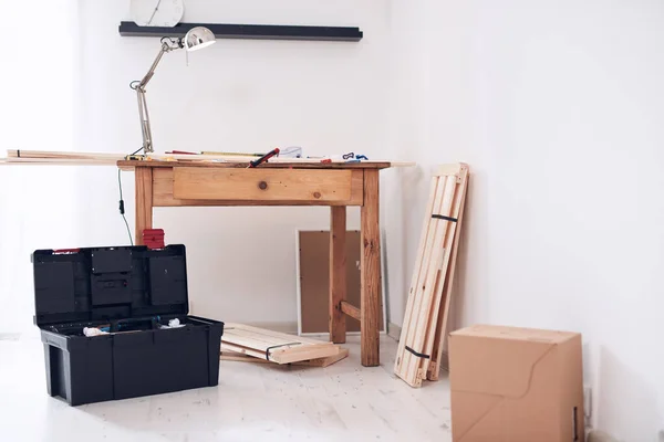 现代公寓里简朴的木桌和架子 — 图库照片