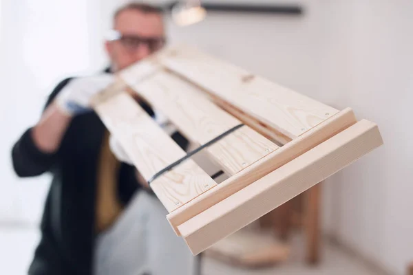 Man Monteert Nieuwe Houten Plank Meubels Het Appartement — Stockfoto