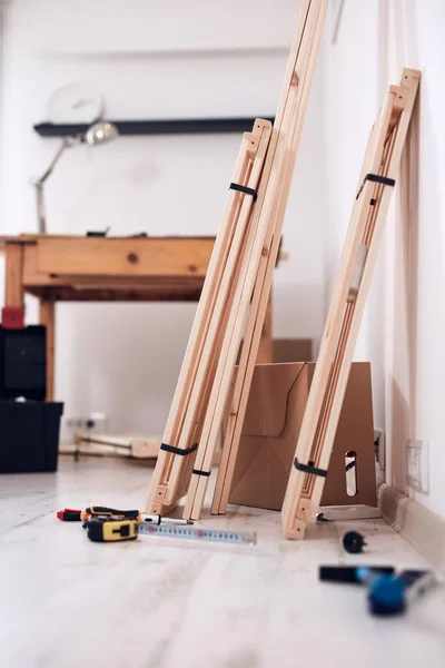 Rustik Träbord Och Material För Nya Hyllor Modern Lägenhet — Stockfoto
