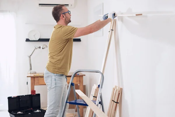 Mann Baut Neues Holzregal Und Möbel Der Wohnung Zusammen — Stockfoto