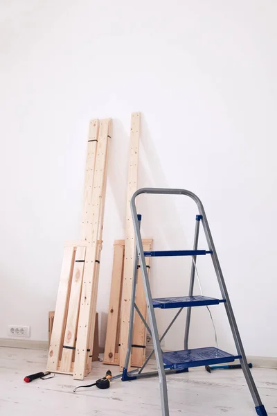 現代のアパートの新しい棚のための素朴な木製の材料 — ストック写真