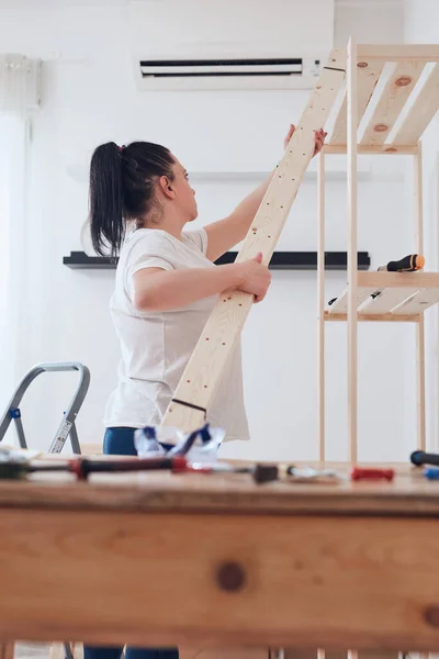 Mujer Montando Nuevos Estantes Madera Muebles Apartamento — Foto de Stock