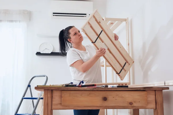 Mujer Montando Nuevos Estantes Madera Muebles Apartamento — Foto de Stock
