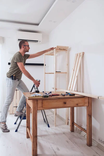 Homem Montando Nova Prateleira Madeira Móveis Apartamento — Fotografia de Stock