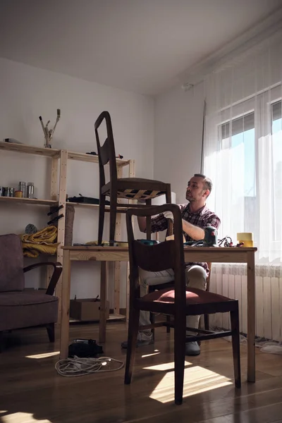 Mann Arbeitet Einer Kleinen Werkstatt Für Möbelreparatur Und Restaurierung — Stockfoto