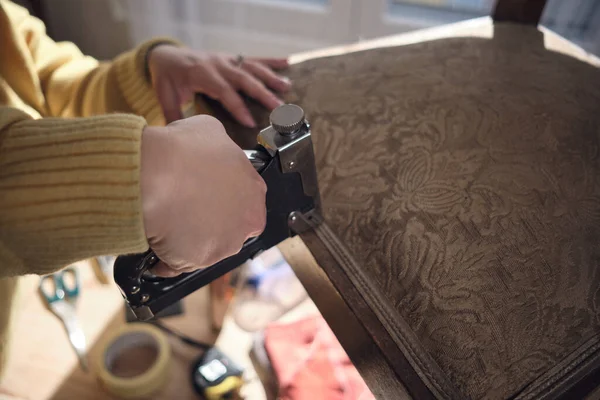Жінка Працює Невеликій Домашній Майстерні Ремонту Реставрації Меблів — стокове фото