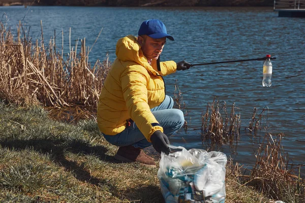 Voluntário Ativista Ambiental Limpando Costa Suja Lago Cheio Lixo — Fotografia de Stock