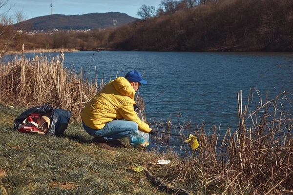Voluntário Ativista Ambiental Limpando Costa Suja Lago Cheio Lixo — Fotografia de Stock