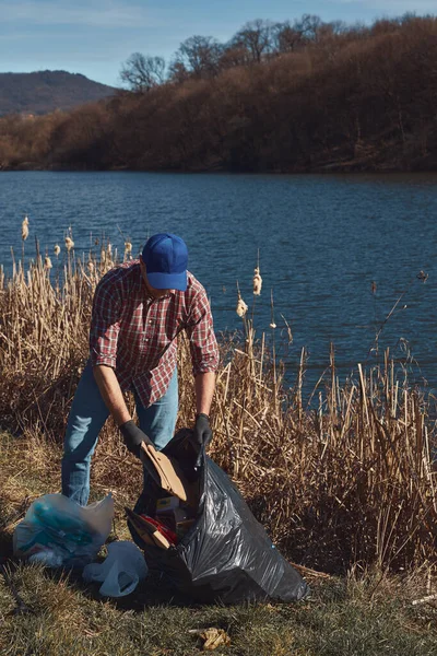 志愿者和环保人士清理充满垃圾的肮脏湖岸 — 图库照片