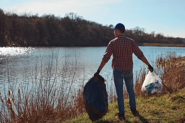Vrijwilliger Milieuactivist Schoonmaken Vuile Oever Meer Gevuld Met Afval — Stockfoto