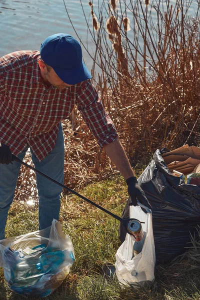 Волонтёр Эколог Очищают Грязное Озеро Мусора — стоковое фото