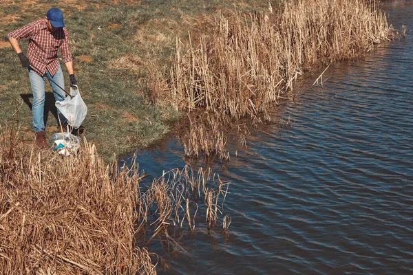 Волонтёр Эколог Очищают Грязное Озеро Мусора — стоковое фото