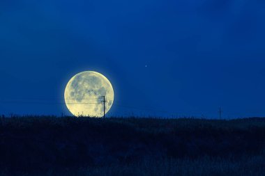 Kırsal manzara silueti, yıldız, gezegen ve akşam gökyüzünde yükselen dolunay..