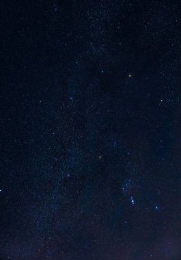 Orion takımyıldızı, Mars ve çeşitli yıldız kümeleri geniş açılı mercekle fotoğraflanmıştır..
