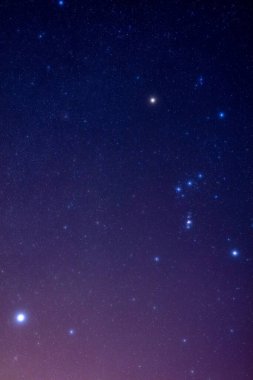 Orion takımyıldızı ve Sirius, Dünya 'dan en parlak gözlemlenebilir yıldız, geniş açılı mercekle fotoğraflanmıştır..