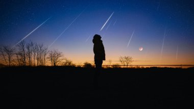 Samanyolu 'nun silueti yıldızlı gökyüzü, ay tutulması ve meteor yağmuru.