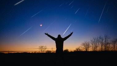 Samanyolu 'nun silueti yıldızlı gökyüzü, ay tutulması ve meteor yağmuru.