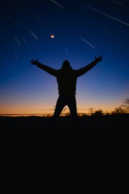 Samanyolu 'nun silueti yıldızlı gökyüzü, ay tutulması ve meteor yağmuru.