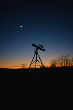 Yıldızları, gezegenleri, Ay 'ı ve diğer uzay nesnelerini gözlemlemek için astronomi teleskopu.