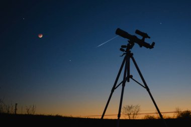 Yıldızları, gezegenleri, Ay 'ı ve diğer uzay nesnelerini gözlemlemek için astronomi teleskopu.