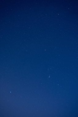 Orion takımyıldızı ve çeşitli yıldız kümeleri geniş açılı mercekle fotoğraflandı.