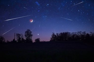Yıldızlı Samanyolu gökyüzü kuyruklu yıldız ve meteor yağmuru, düşen ve kayan yıldızlar.