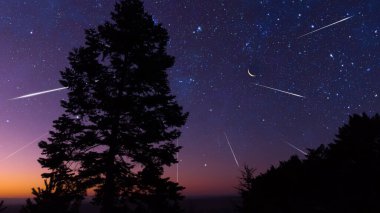 Yıldızlı Samanyolu gökyüzü kuyruklu yıldız ve meteor yağmuru, düşen ve kayan yıldızlar.