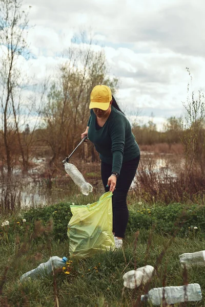 Gönüllü Çevreci Eylemci Çöplerle Dolu Kirli Göl Kıyılarını Temizliyor — Stok fotoğraf