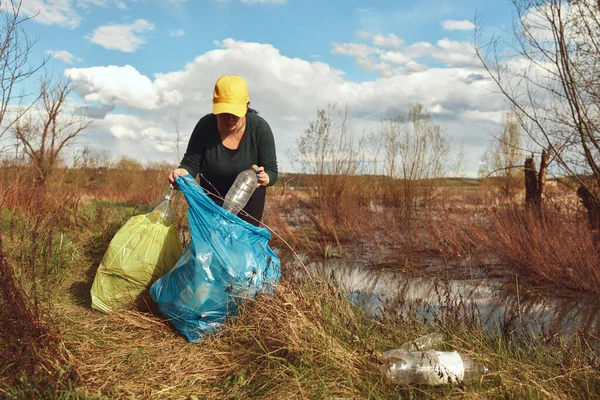 Gönüllü Çevreci Eylemci Çöplerle Dolu Kirli Göl Kıyılarını Temizliyor — Stok fotoğraf