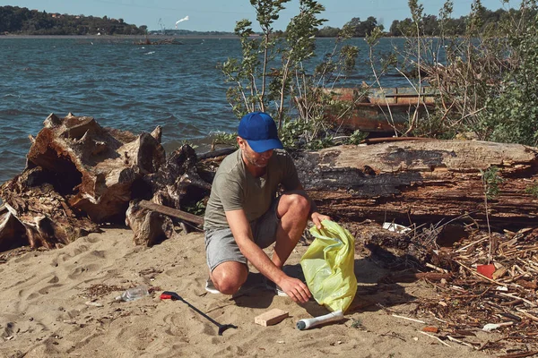 Voluntário Ativista Ambiental Limpando Margem Suja Rio Cheia Lixo — Fotografia de Stock