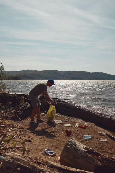 Gönüllü Çevreci Eylemci Çöplerle Dolu Kirli Nehir Kıyılarını Temizliyor — Stok fotoğraf