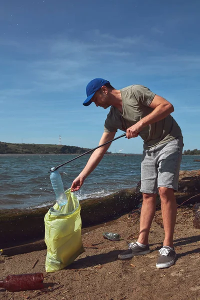 Gönüllü Çevreci Eylemci Çöplerle Dolu Kirli Nehir Kıyılarını Temizliyor — Stok fotoğraf