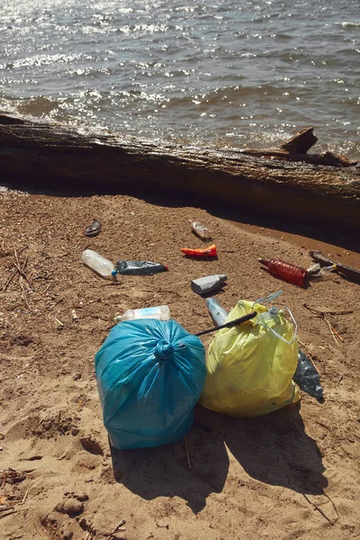 Nehir Kıyısına Atılan Çöpleri Topladı — Stok fotoğraf
