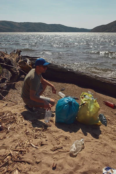 Волонтёр Эколог Очищают Грязный Берег Реки Мусора — стоковое фото