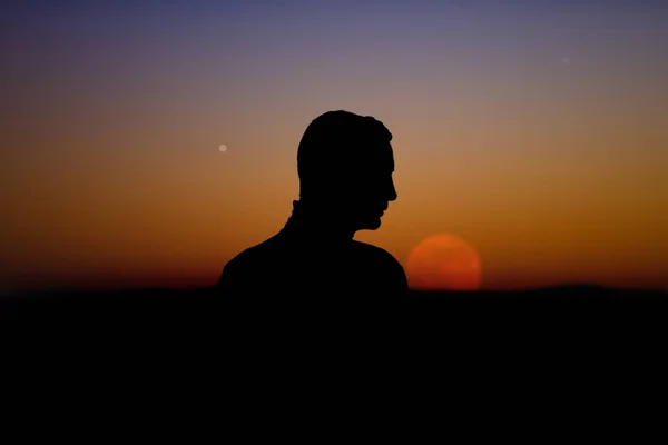Silhouette Eines Mannes Mit Mond Und Sternenhimmel Der Milchstraße — Stockfoto