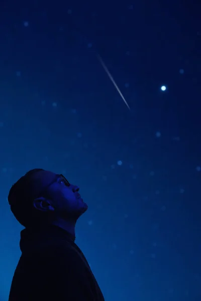 Silhouette Eines Mannes Mit Sternenhimmel Der Milchstraße — Stockfoto