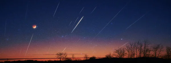 Vidék Sziluettje Tejút Csillagos Égbolttal Meteorzáporral Félholddal — Stock Fotó