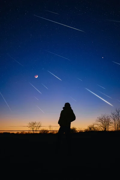 Sziluett Egy Ember Tejút Csillagos Holdfogyatkozás Meteorzápor — Stock Fotó