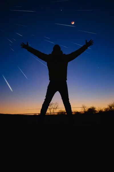 Sziluett Egy Ember Tejút Csillagos Hold Napfogyatkozás Meteorzápor — Stock Fotó