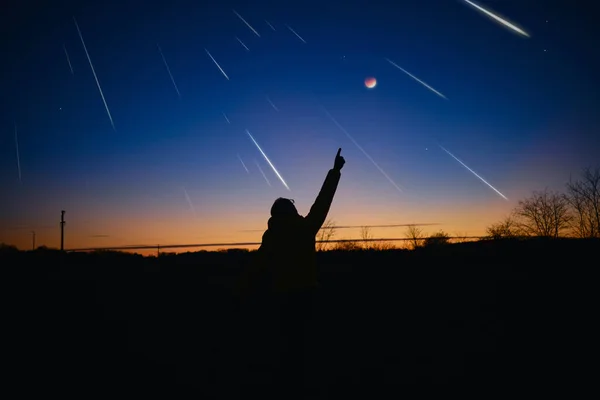 Silhueta Homem Com Céu Estrelado Láctea Eclipse Lunar Chuva Meteoros — Fotografia de Stock