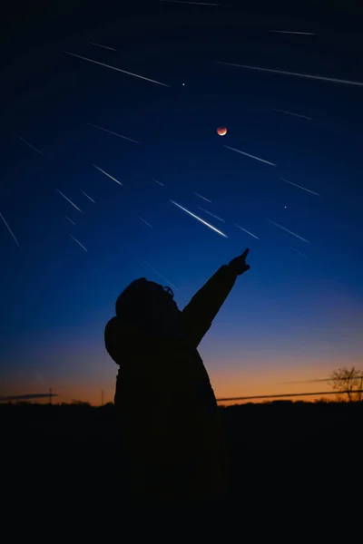 Sziluett Egy Ember Tejút Csillagos Holdfogyatkozás Meteorzápor — Stock Fotó